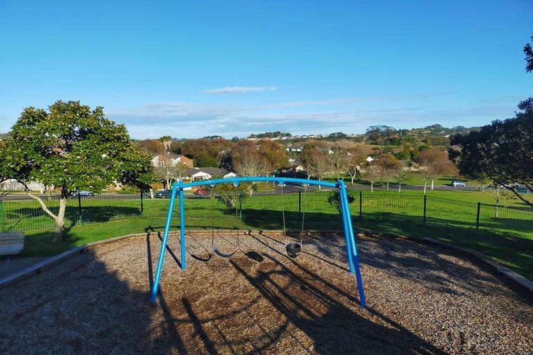 Photo of property in 10/42 Fields Parade, Oteha, Auckland, 0632