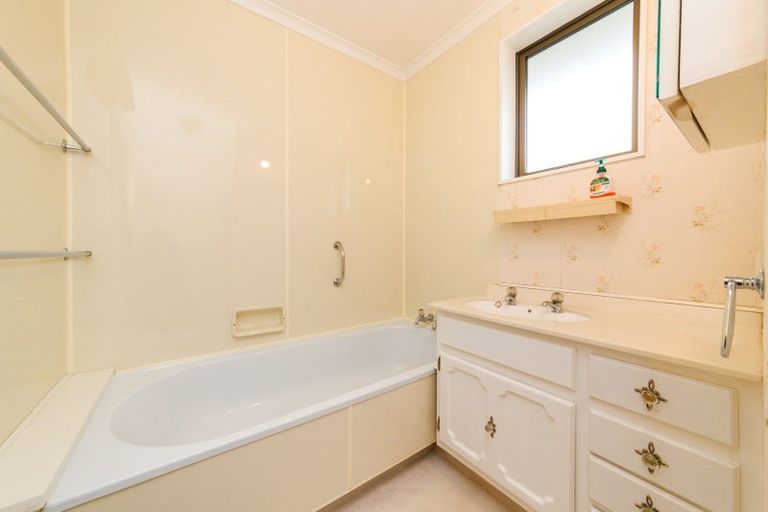 Photo of property in 1a Lowestoft Place, West End, Palmerston North, 4412