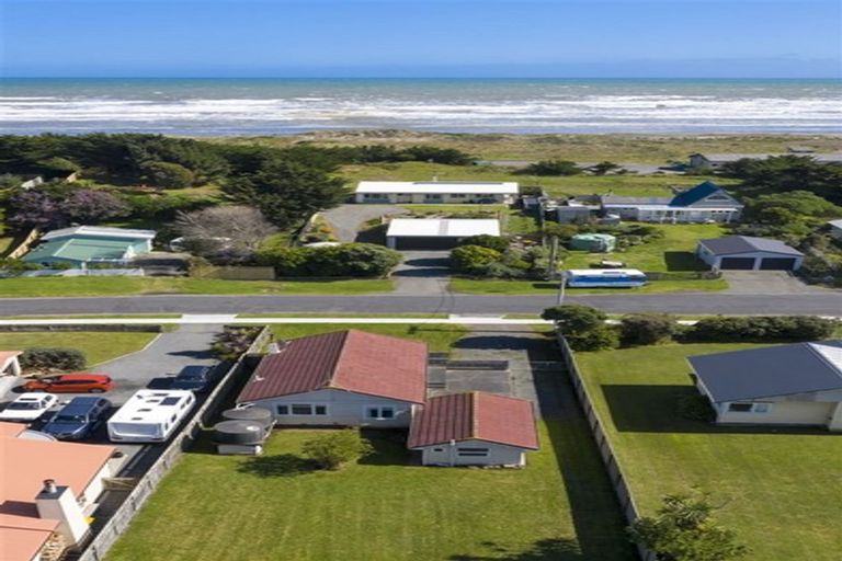 Photo of property in 114 Rua Avenue, Waitarere Beach, Levin, 5510