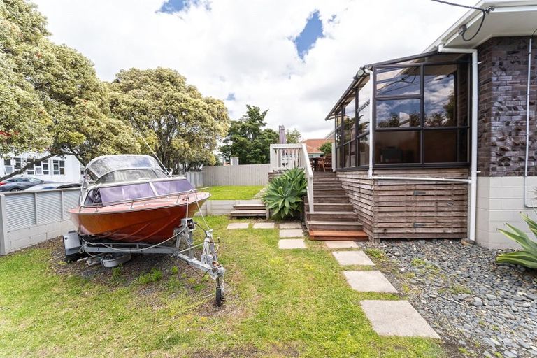 Photo of property in 1/12 Kauri Glen Road, Northcote, Auckland, 0627
