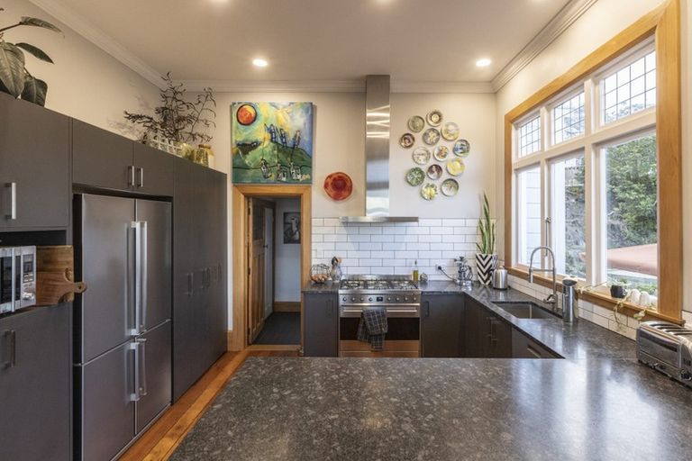 Photo of property in 16 Brewster Street, Bluff Hill, Napier, 4110