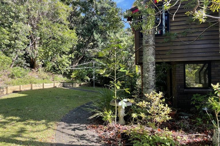 Photo of property in 18 Rayner Road, Piha, New Lynn, 0772