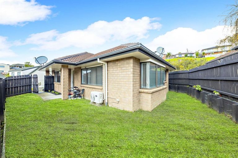 Photo of property in 2/23 Lowburn Place, Clover Park, Auckland, 2019