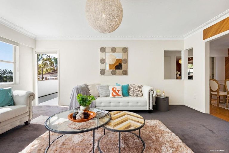 Photo of property in 2/599 Glenfield Road, Totara Vale, Auckland, 0629