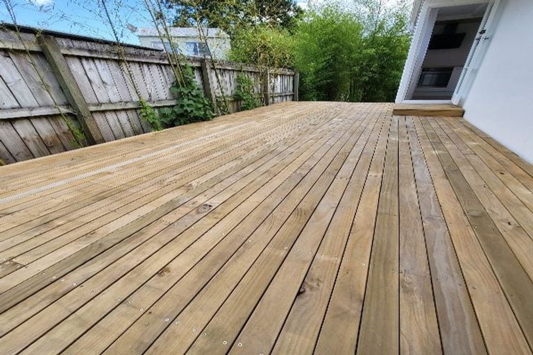 Photo of property in 2/13 Sunnyside Road, Sunnyvale, Auckland, 0612