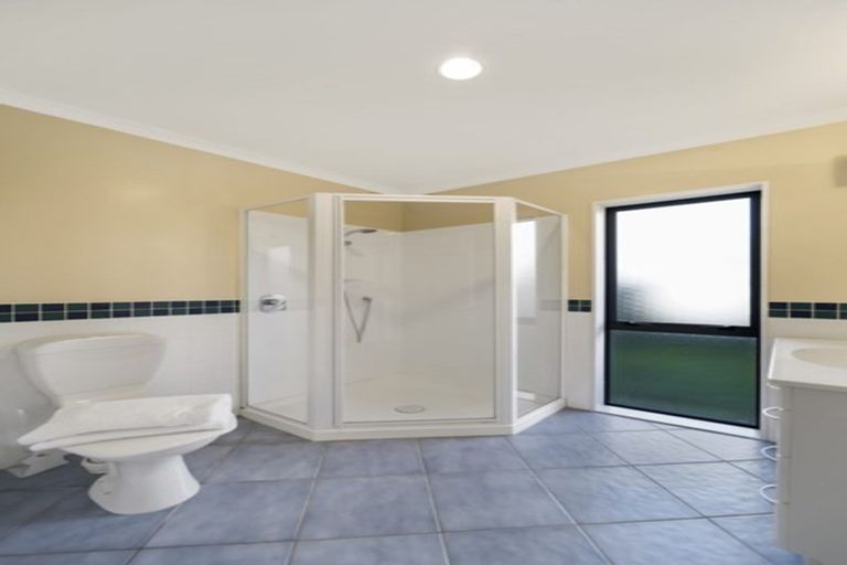 Photo of property in 15 Renlee Place, Shelly Park, Auckland, 2014