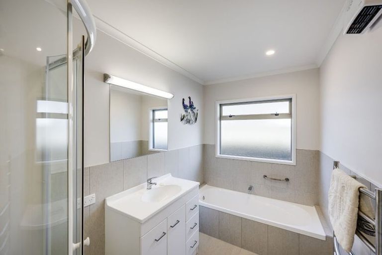 Photo of property in 9 Gebbie Road, Taradale, Napier, 4112