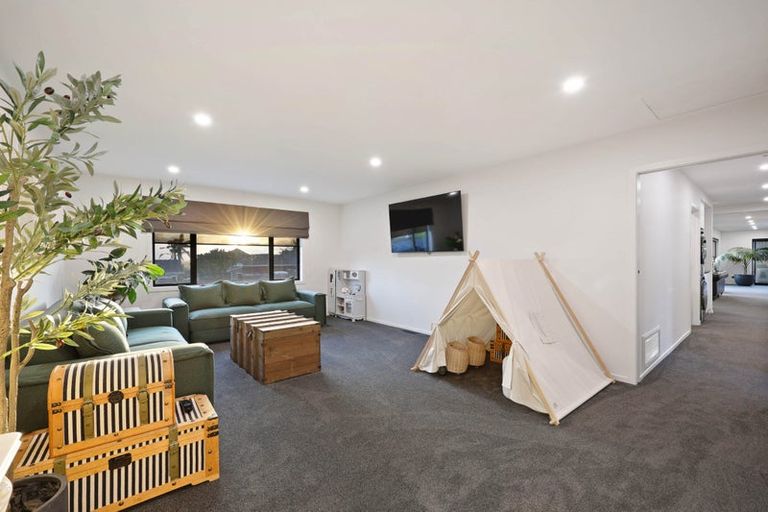 Photo of property in 2 Somerville Road, Shelly Park, Auckland, 2014