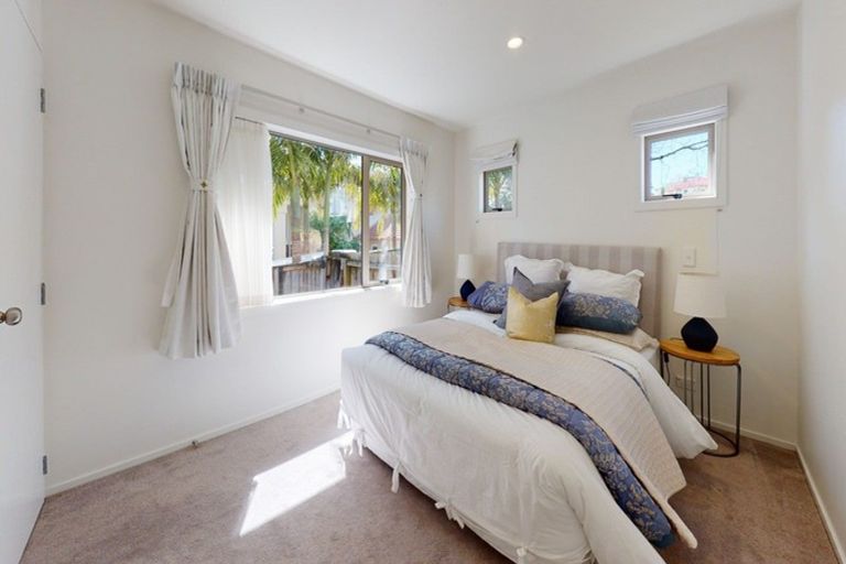 Photo of property in 39 Scarlet Oak Drive, Schnapper Rock, Auckland, 0632