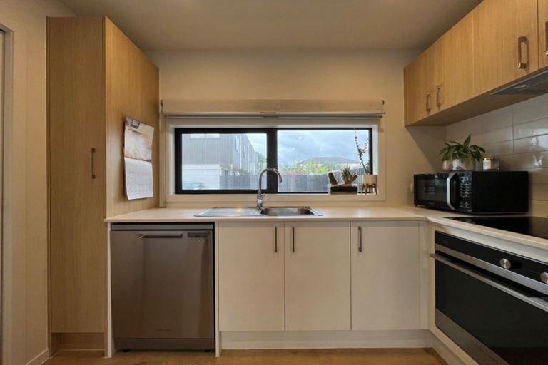 Photo of property in 1/2 Stokes Avenue, Te Atatu Peninsula, Auckland, 0610