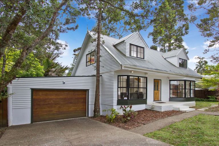 Photo of property in 33 Hollywood Avenue, Titirangi, Auckland, 0604