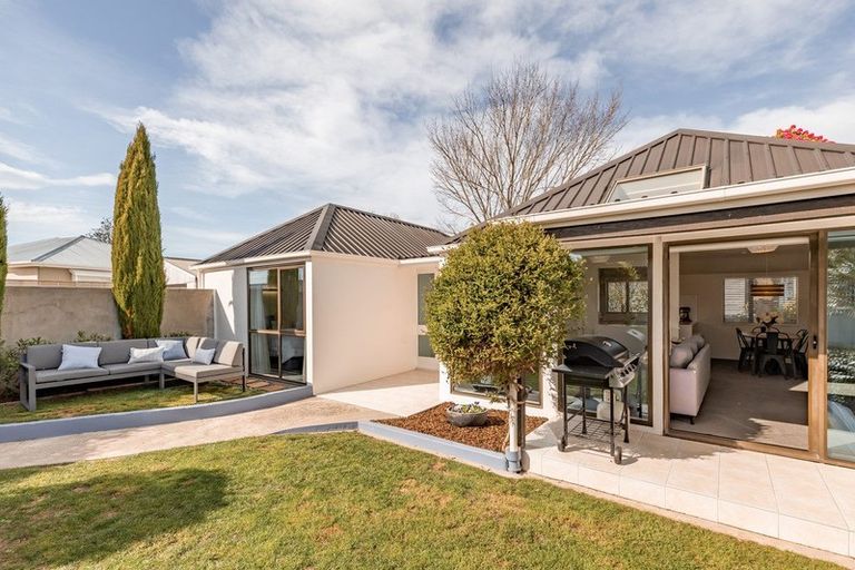 Photo of property in 2/122 Colombo Street, Sydenham, Christchurch, 8023