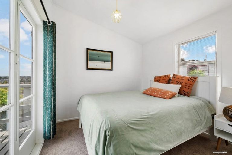 Photo of property in 1/592 East Coast Road, Pinehill, Auckland, 0630