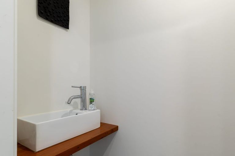 Photo of property in 9 Raroa Terrace, Waiatarua, Auckland, 0604