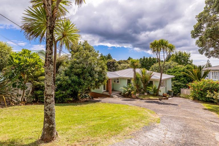 Photo of property in 9 Raroa Terrace, Waiatarua, Auckland, 0604