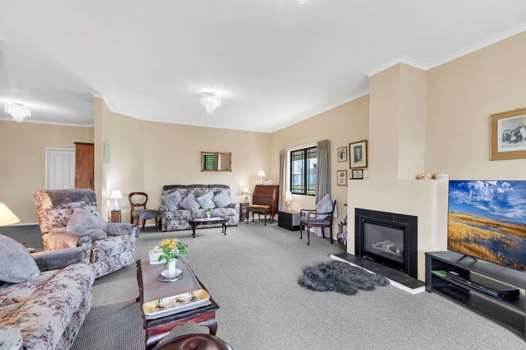 Photo of property in 20 Paraekaretu Street, Hunterville, 4730