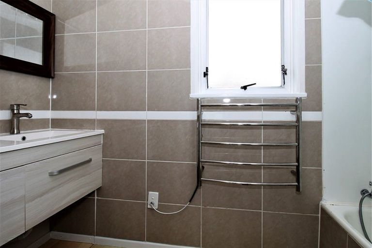 Photo of property in 16 Orton Street, Glenfield, Auckland, 0627