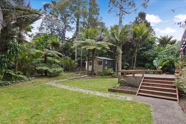 Photo of property in 33 Hollywood Avenue, Titirangi, Auckland, 0604