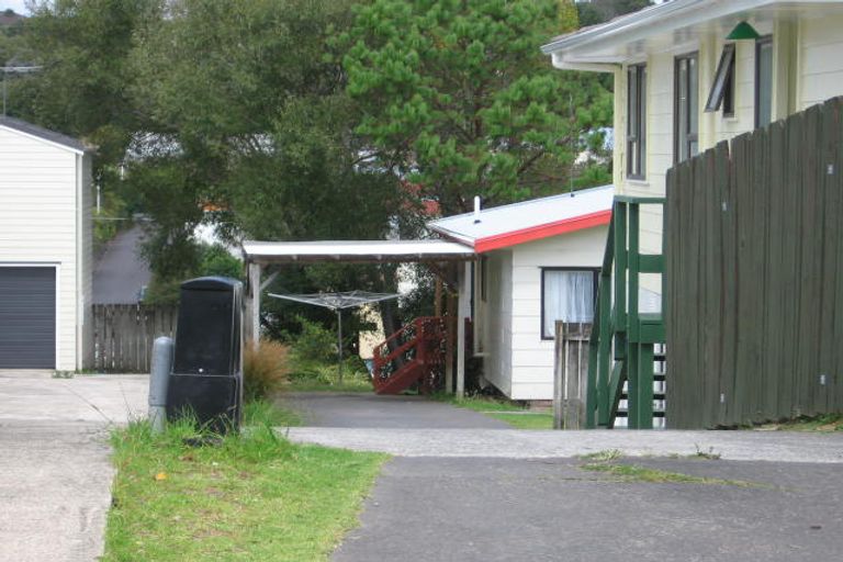 Photo of property in 1/24 Lambrown Drive, Totara Vale, Auckland, 0629