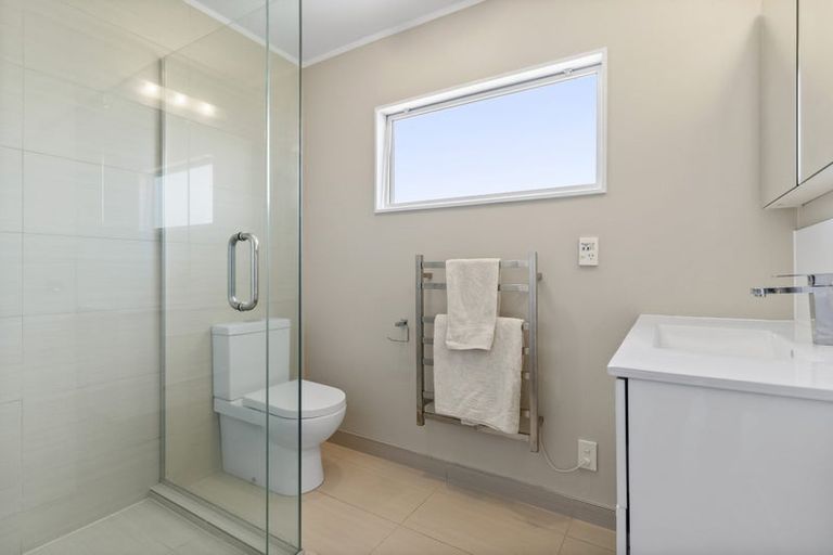 Photo of property in 6 Mallard Place, Unsworth Heights, Auckland, 0632