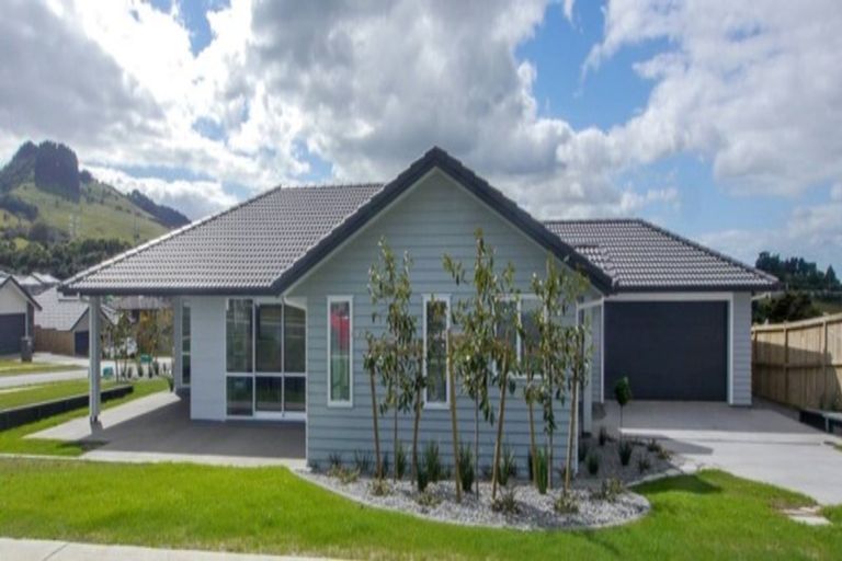 Photo of property in 16 Vogwill Road, Kumeu, 0810
