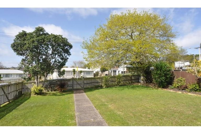 Photo of property in 1/16 Lancaster Road, Beach Haven, Auckland, 0626