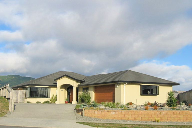 Photo of property in 53 Quadrant Heights, Paraparaumu, 5032