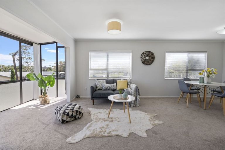 Photo of property in 2/23 Flaunty Place, West Harbour, Auckland, 0618