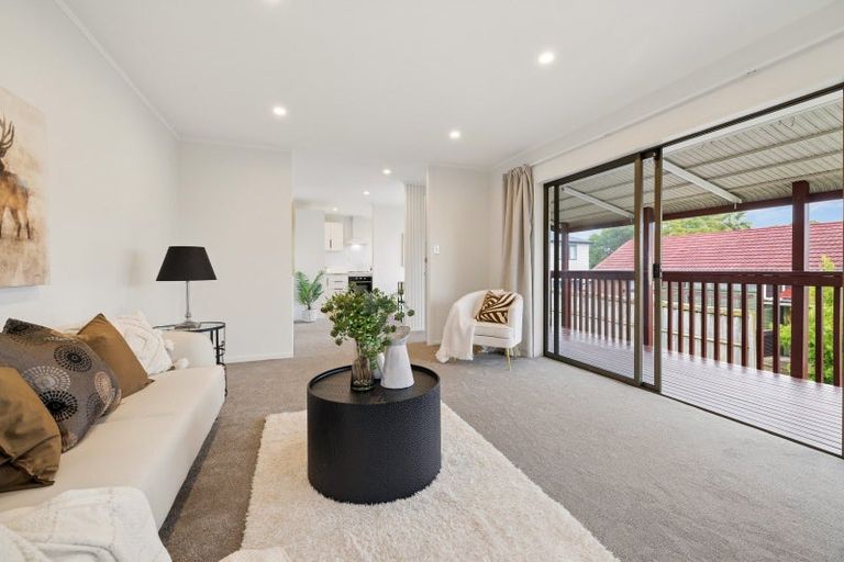 Photo of property in 1/7 Tusac Place, Totara Vale, Auckland, 0627