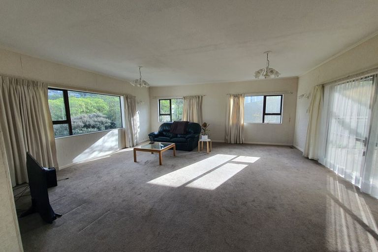 Photo of property in 28 Bassett Road, Johnsonville, Wellington, 6037