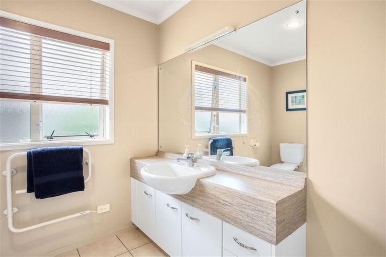 Photo of property in 77 Summerland Drive, Henderson, Auckland, 0612