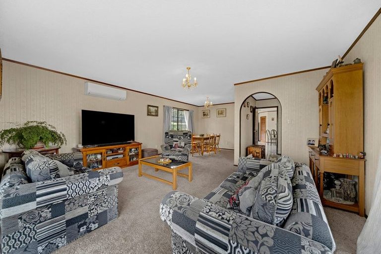 Photo of property in 11 Jessika Place, Conifer Grove, Takanini, 2112