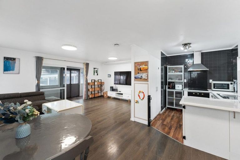Photo of property in 33a Lilburn Crescent, Massey, Auckland, 0614