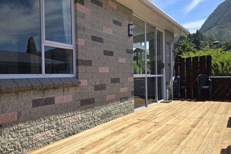 Photo of property in 46 York Street, Picton, 7220