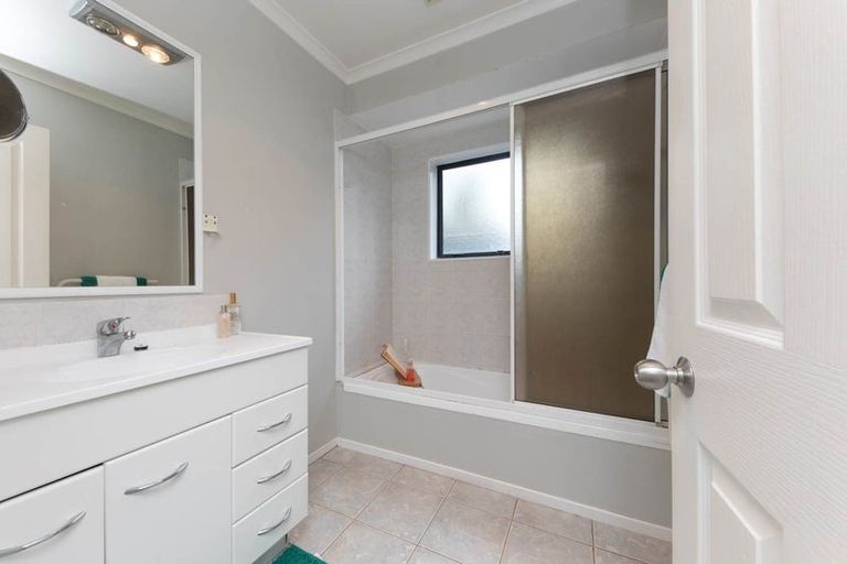 Photo of property in 24a Fruitvale Road, New Lynn, Auckland, 0600