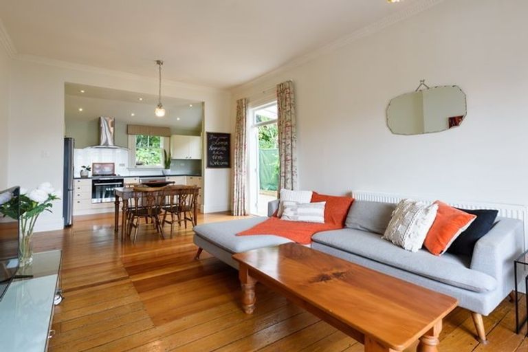 Photo of property in 12 Rixon Grove, Mount Victoria, Wellington, 6011