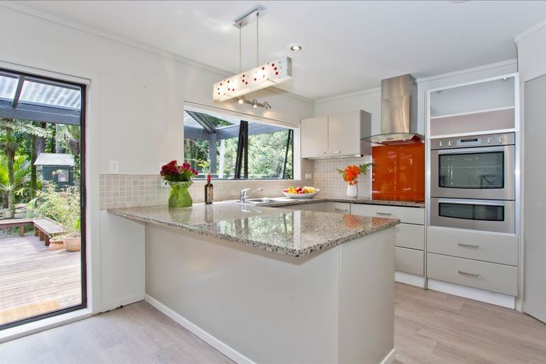 Photo of property in 33 Hollywood Avenue, Titirangi, Auckland, 0604