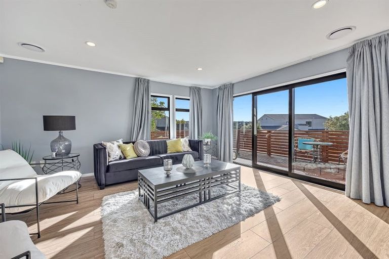 Photo of property in 11 Raphael Place, West Harbour, Auckland, 0618