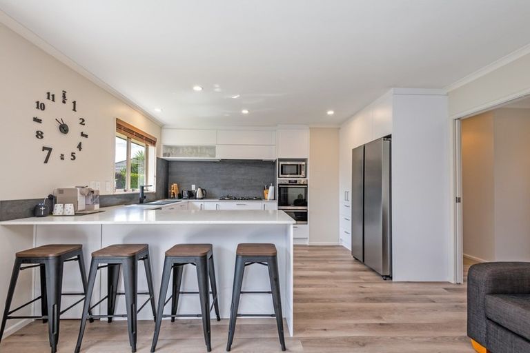 Photo of property in 6 Orlando Way, Kelvin Grove, Palmerston North, 4414