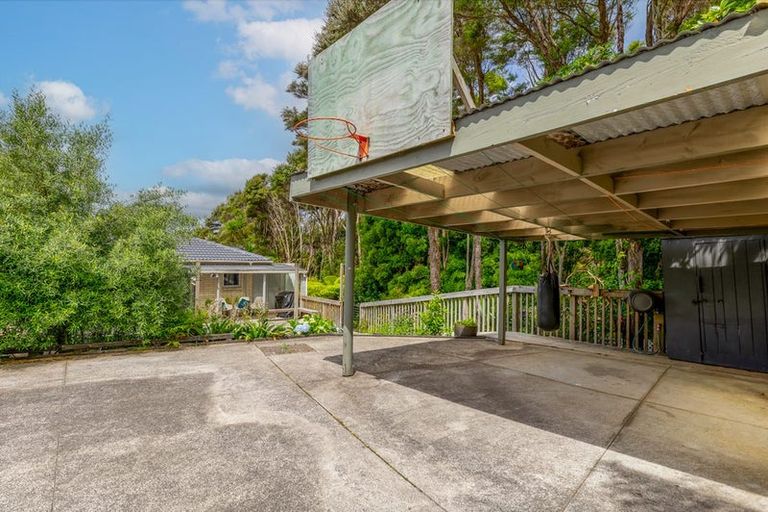 Photo of property in 2/52 Staincross Street, Green Bay, Auckland, 0604