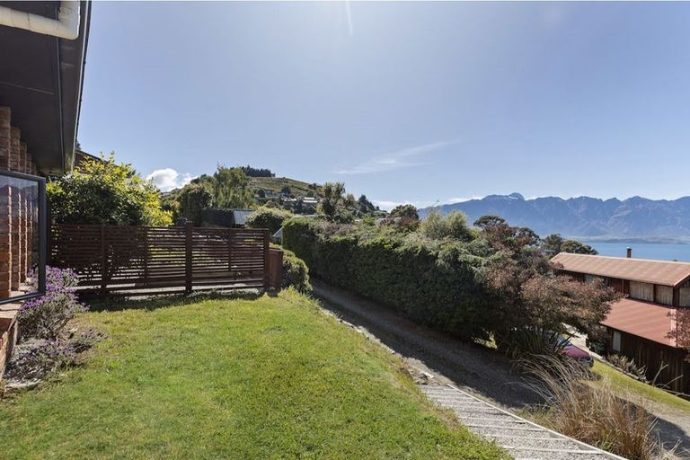 Photo of property in 10 Moss Lane, Sunshine Bay, Queenstown, 9300