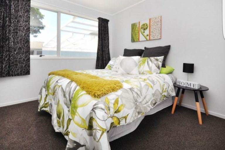 Photo of property in 404 Roscommon Road, Clendon Park, Auckland, 2103