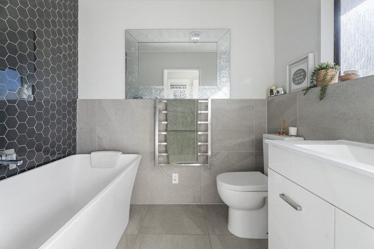 Photo of property in 27 Pohutukawa Avenue, Shelly Park, Auckland, 2014