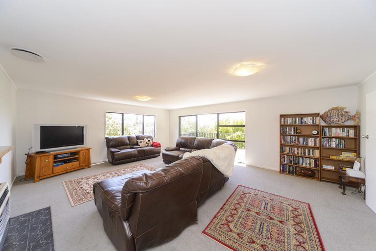 Photo of property in 7 Hillgrove Place, Fitzherbert, Palmerston North, 4410