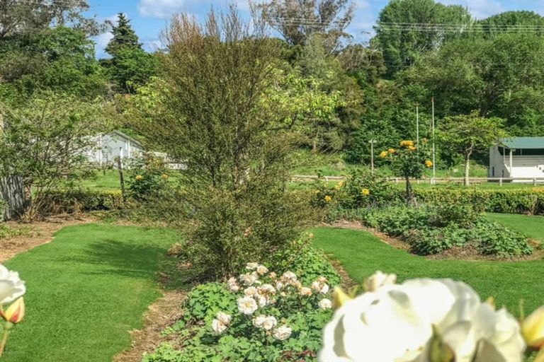 Photo of property in 20 Paraekaretu Street, Hunterville, 4730