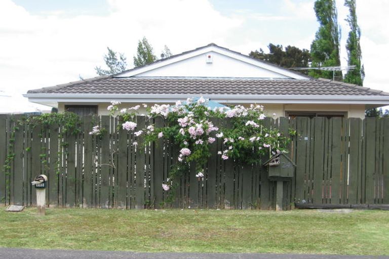 Photo of property in 1/24 Lambrown Drive, Totara Vale, Auckland, 0629