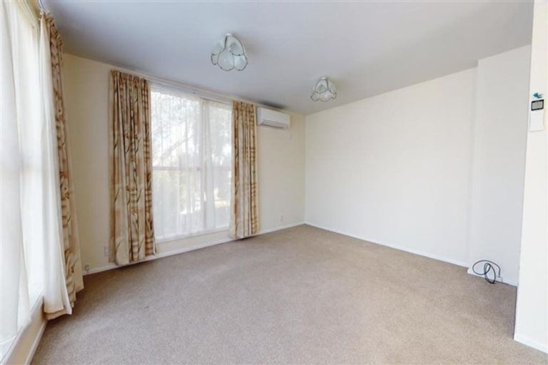 Photo of property in 109 Akaroa Drive, Maupuia, Wellington, 6022