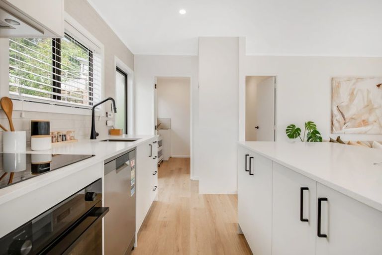 Photo of property in 11 Randal Place, Bayview, Auckland, 0629