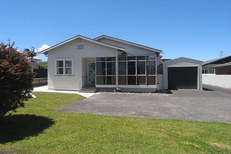 Photo of property in 16 Raymond Street, Point Chevalier, Auckland, 1022