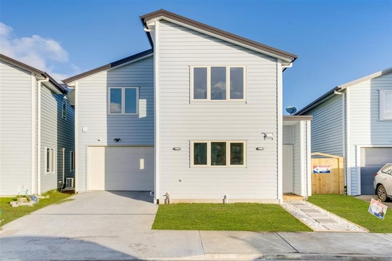 Photo of property in 25 Stitchbird Crescent, Papakura, 2110